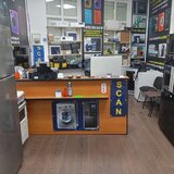 Barbat matur (varsta a 3-a) ofer favoruri de nerefuzat unei tinere dragute